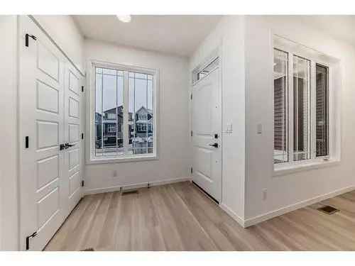 New Upgraded Home in Belmont Calgary Family Commuters