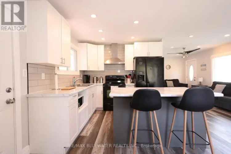 Updated Port Franks Cottage Near Ausable River Marina