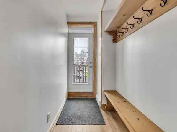 2-Bedroom Renovated Condo Old Quebec Near Rue Cartier