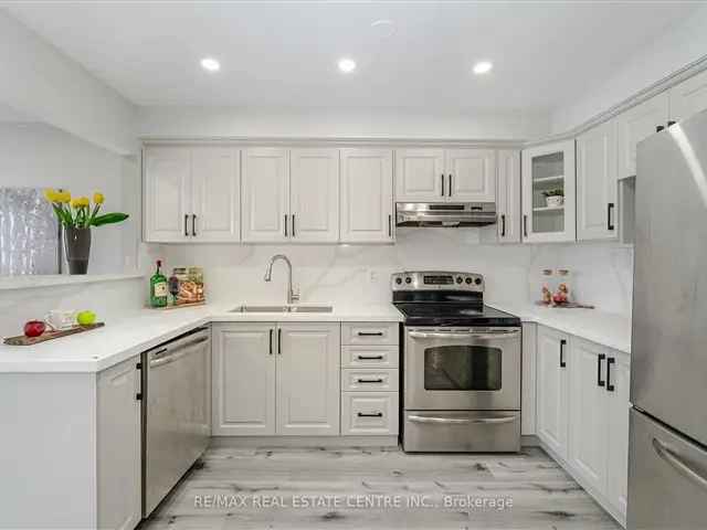 Executive Downtown Living: Updated Kitchen, Park Access, Family Friendly