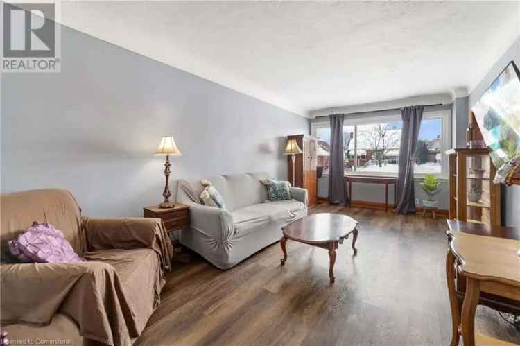 Cozy Bungalow for Sale in Quiet Cul-de-Sac with Pool Features