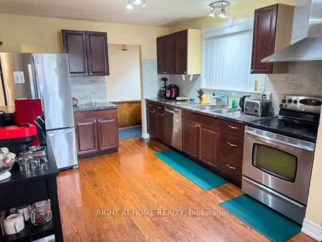 3 Level Backsplit South Cooksville - Renovated Bath, Carport Garage