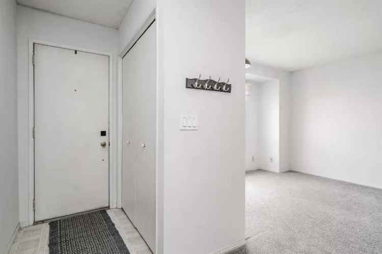 3-Bedroom Townhouse Near Transit Schools and Parks