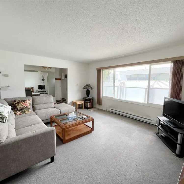 Townhouse for Sale: 1500 Sqft, 3 Beds, 2 Baths, Mountain Views