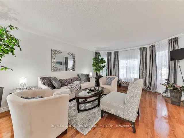 House For Sale in Oakville, Ontario