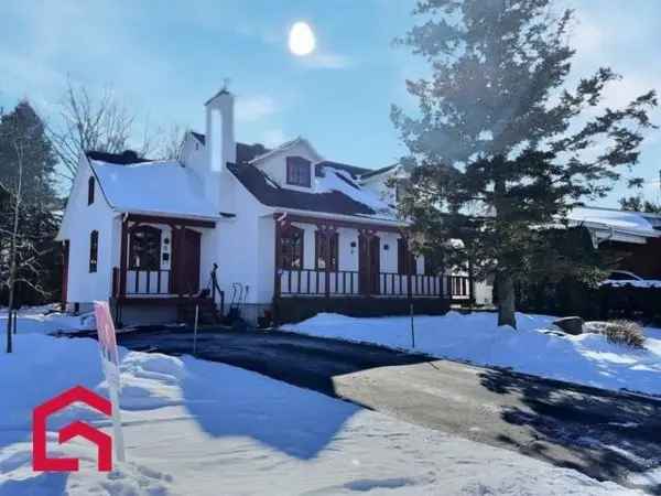 1.5 Storey House for Sale 4 Bedrooms Large Kitchen Fireplace Montérégie