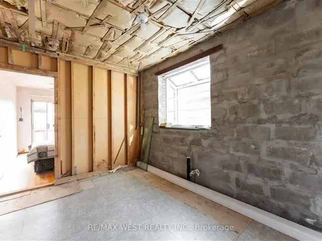 House For Sale in Toronto, Ontario