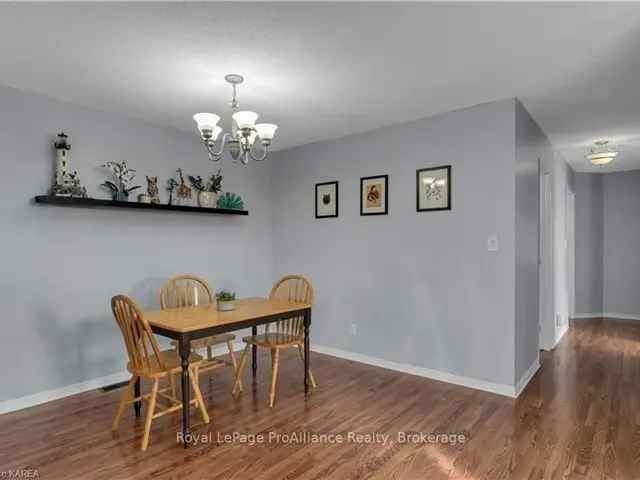 Sunny End Unit Townhome Near Transit - Large Lot and Privacy