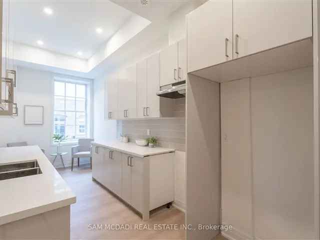 Erin Mills 2-Storey Unit Modern Design Historic Charm