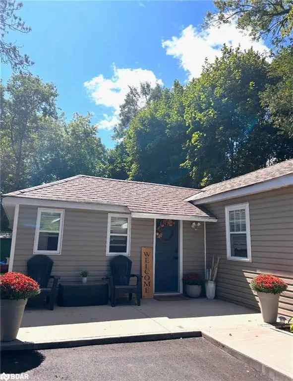 Cozy Bungalow near Lake Simcoe Downtown Barrie Updated Kitchen Perfect for First Time Home Buyers