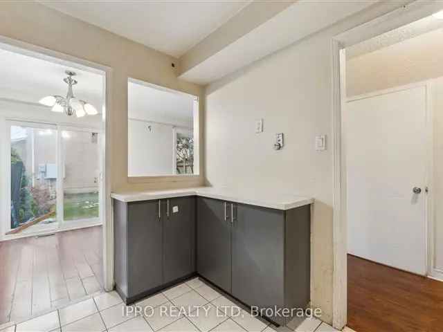 Townhouse For Sale in Brampton, Ontario