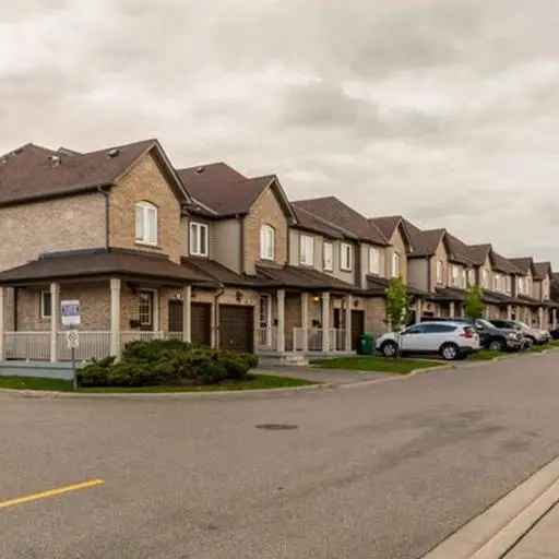 Huntington Ridge Drive Mississauga:  Convenient Community Living