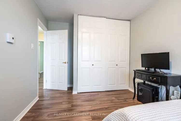 3-Bedroom 1.5-Bath Condo Townhome Near Transit and Shopping