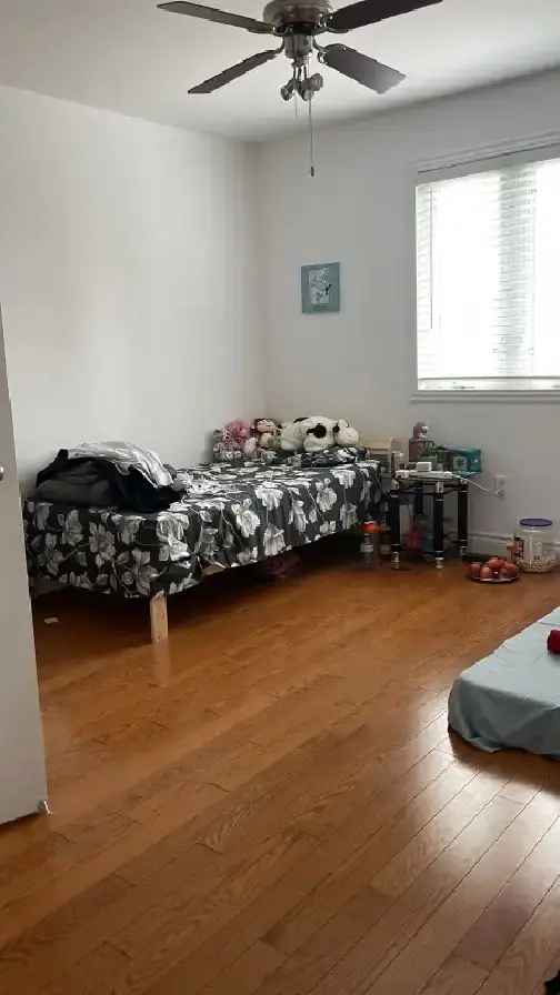 Room for Rent in McIntosh Scarborough with Nearby Amenities