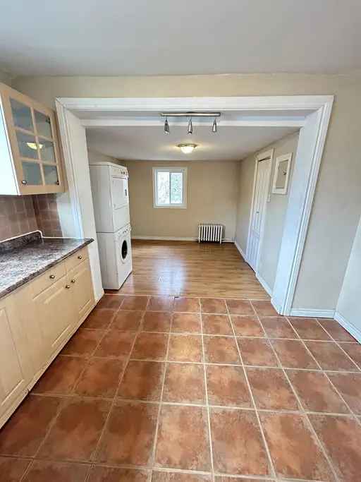 Spacious 3-Bedroom House in Hamilton East End