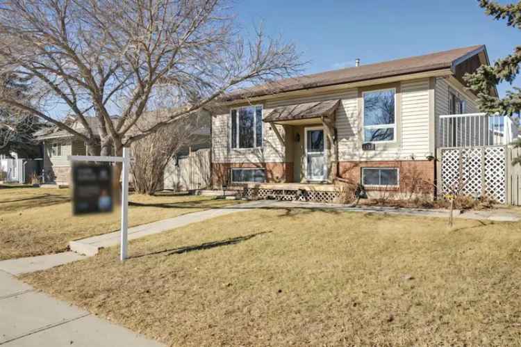 House For Sale in 1852, Meadowbrook Drive SE, Airdrie, Alberta