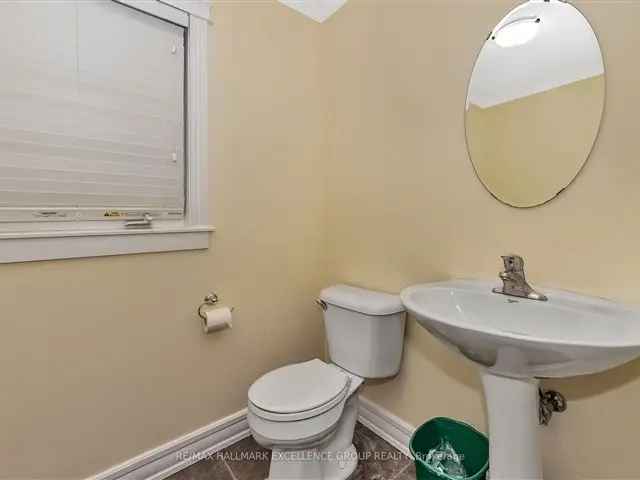 3 Bedroom House in Rockland - Double Garage - Finished Basement