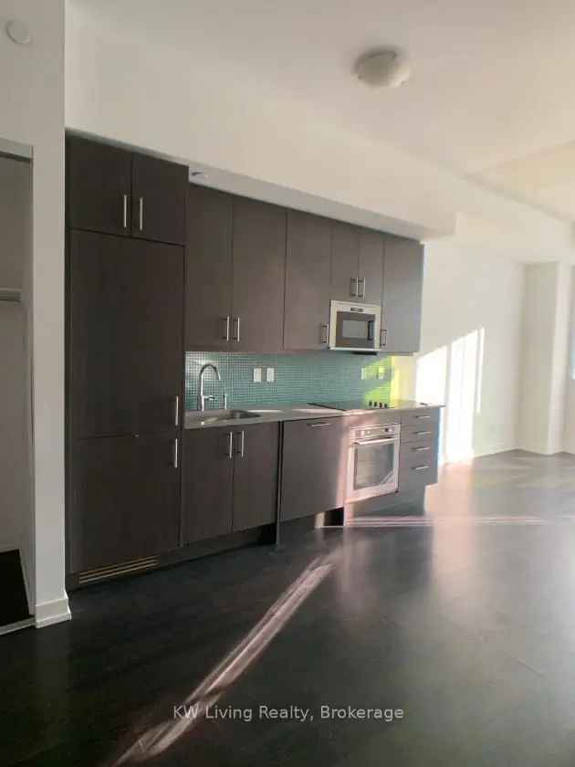 Rent spacious condo near UofT with modern kitchen and great amenities