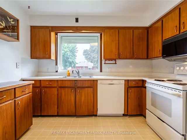 House For Sale in Hamilton, Ontario