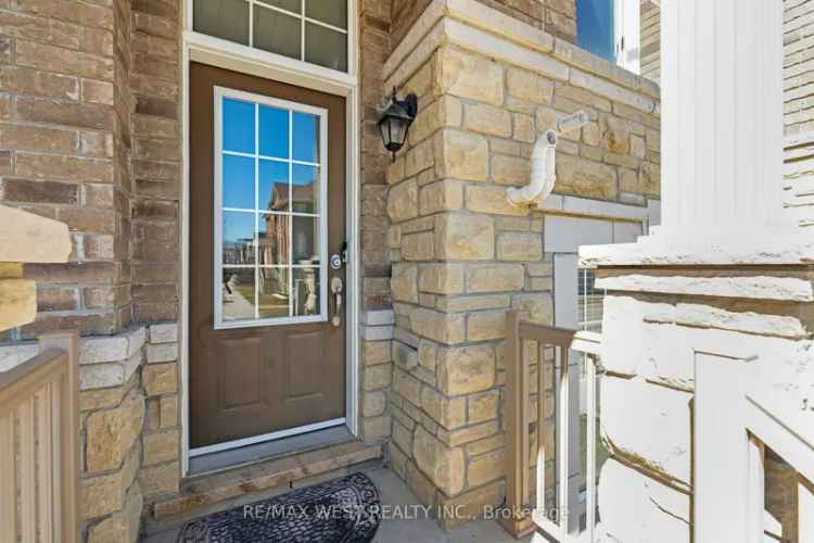 2-Story Markham Townhouse: 2 Beds, Finished Walkout Basement