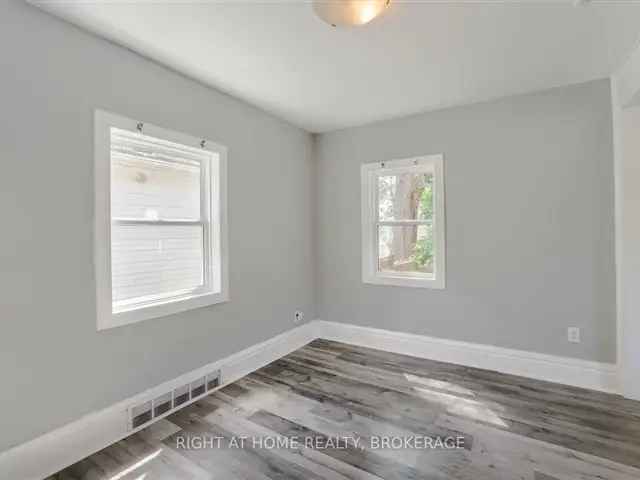 Charming 3 Bedroom Freehold Home Near QEW and Colleges