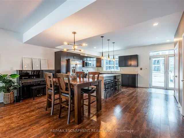 Townhouse For Sale in 4, Concord Place, Grimsby, Ontario