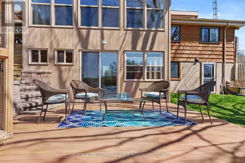 Waterfront Bungalow on Loughborough Lake - Private Dock & Pool
