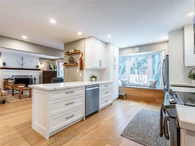 Beautiful 3-Bedroom 2-Storey Home in Old Ancaster