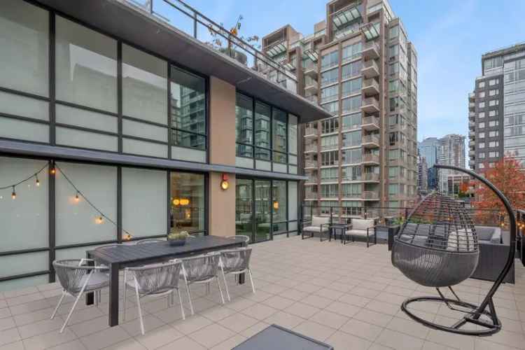 Yaletown Patio Unit - 1250 Sqft - 1 Bed + Den - Recently Renovated