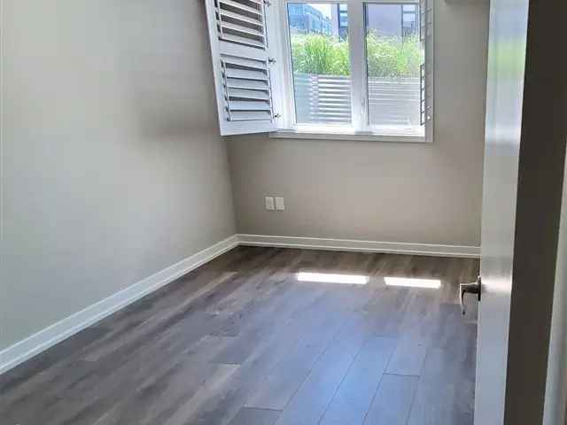 Spacious 2 Bed 2 Bath Condo in Trendy Queen Street Area