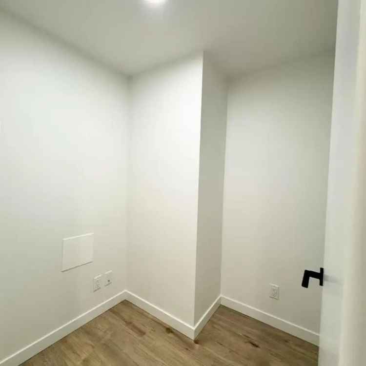 1 Bed 1 Den Apartment University District BOSA