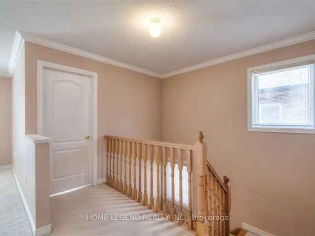 Spacious Semi-Detached Home Near Park Restaurants