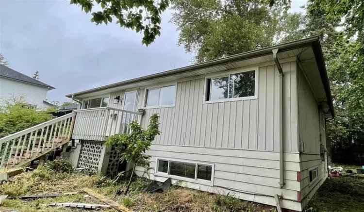 1962 South Surrey Home: 2-Bedroom Suite & 3 Bedrooms