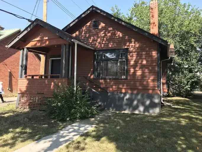 Rent Bungalow in Edmonton with Renovated Interior and Outdoor Space