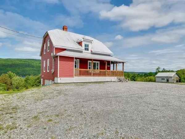 Renovated Century Home near Lac Pohénégamook