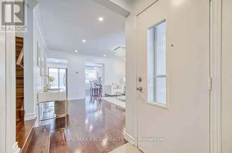 Rent Beautifully Renovated Freehold Townhome in Milliken Toronto