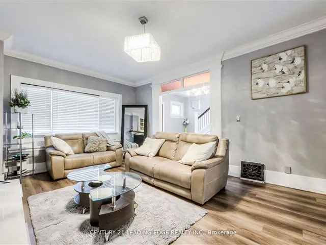 Downtown Peterborough Home: Modern Amenities & Unparalleled Convenience