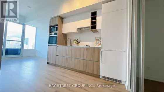 2 Bedroom 103m² Toronto Condo Near Eaton Centre