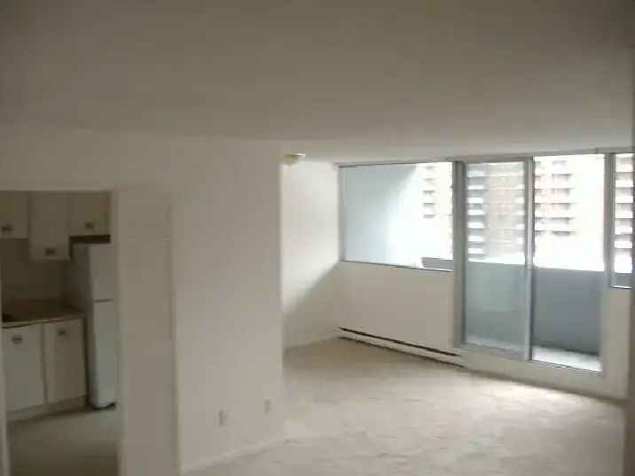 Rent 2 Bedroom Apartment in Centretown with Balcony and Amenities