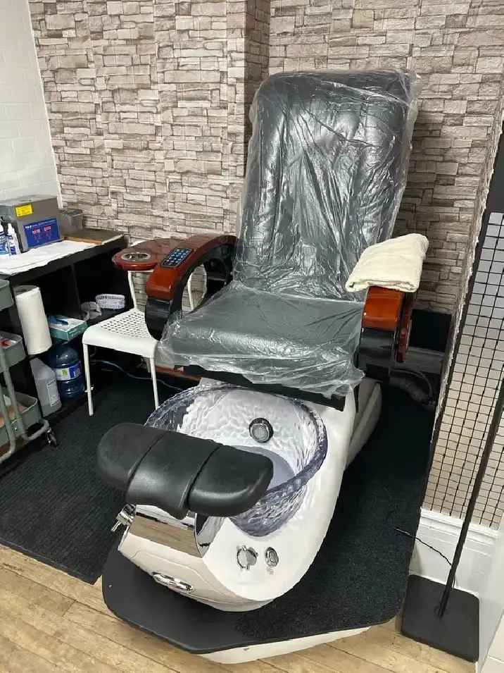 Manicure table for rent