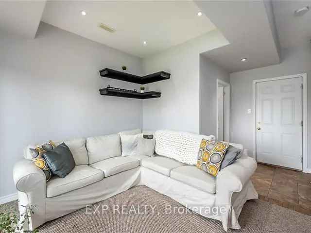 Grimsby End-Unit 3-Storey Home Near Park