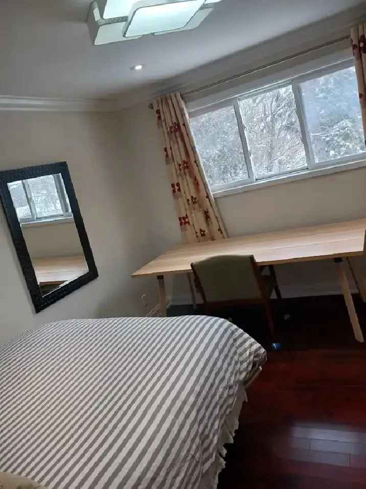 Day room for rent in Toronto with attached bathroom