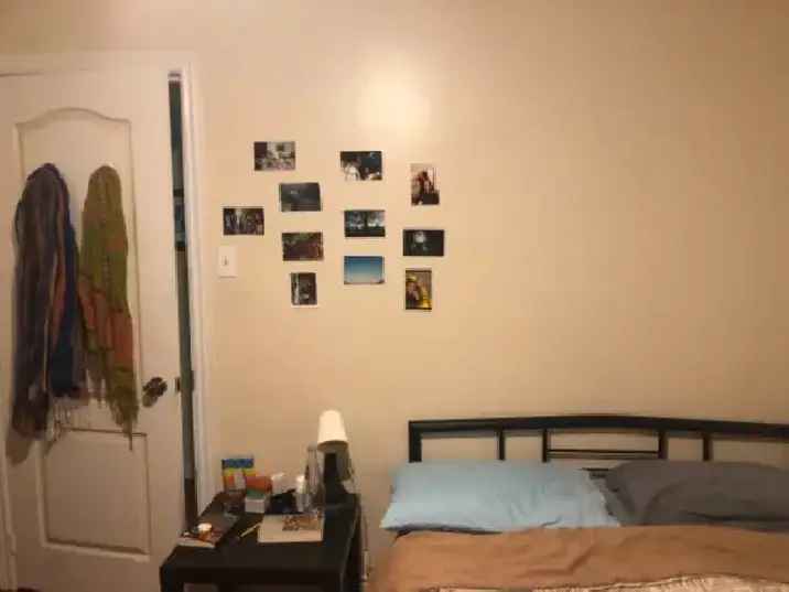 Room for rent in Rosemont with beautiful light and furnished