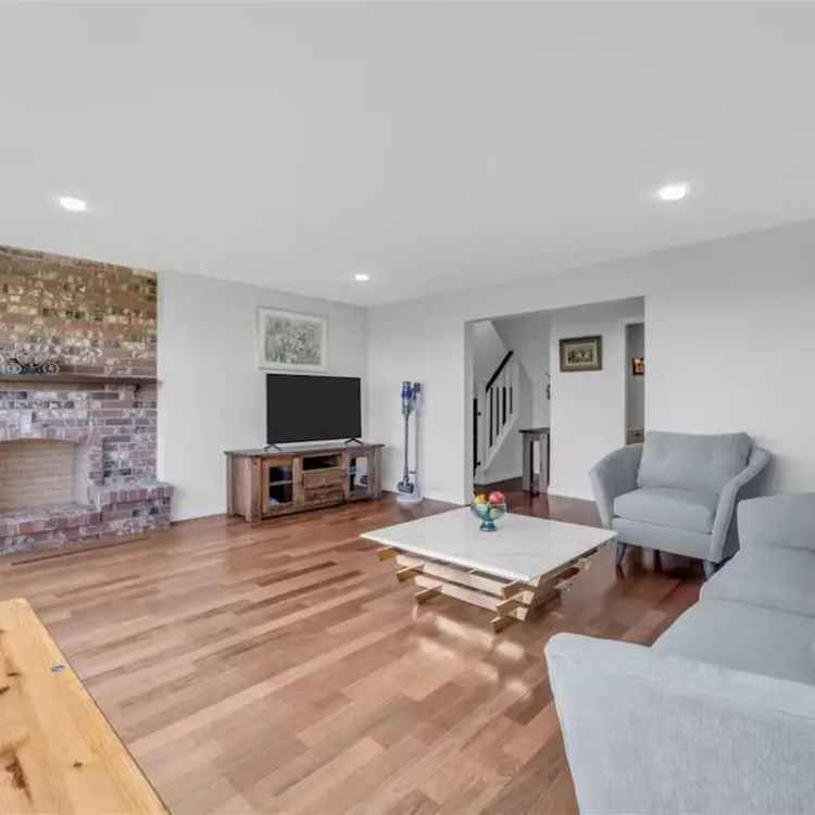 House for Rent in Chartwell with Panoramic Views