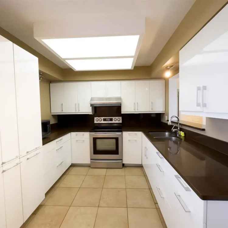 Updated 2-Level Townhouse Condo near Kwantlen University