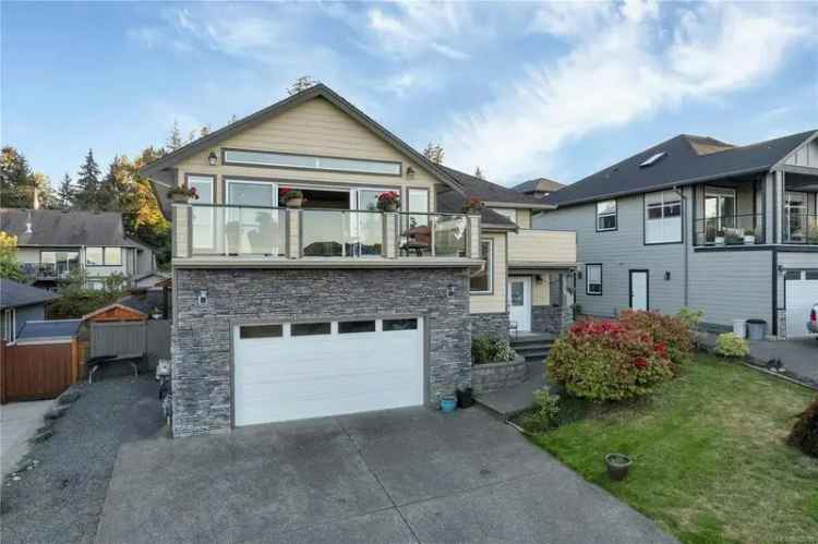 Campbell River Executive Home 4 Bed 3 Bath Gourmet Kitchen