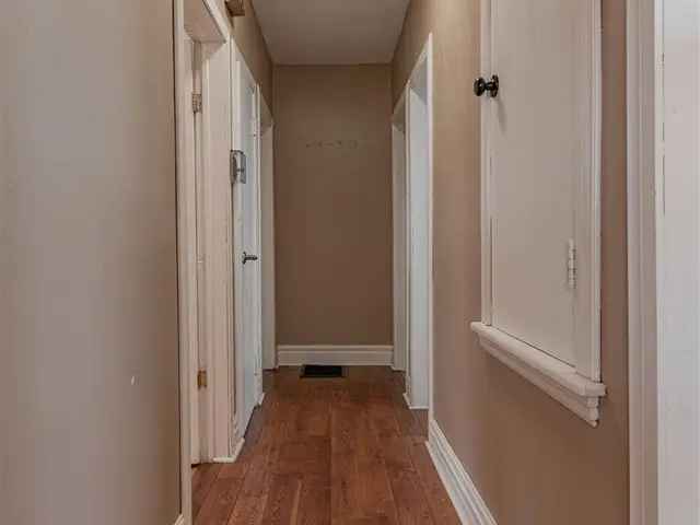 3 Bedroom Home in Peterborough - Hardwood Floors Parking Available