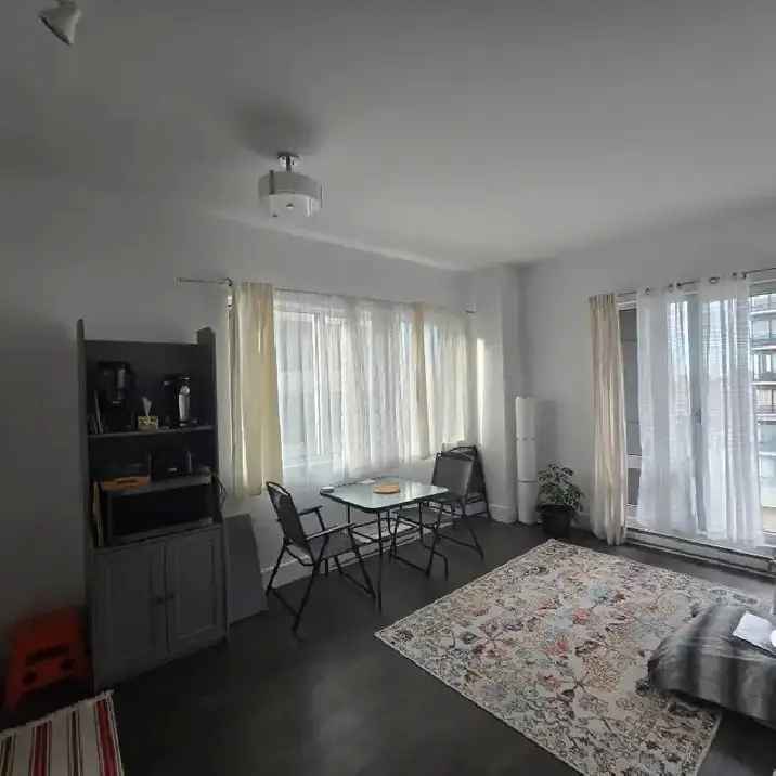 1 bedroom with university student