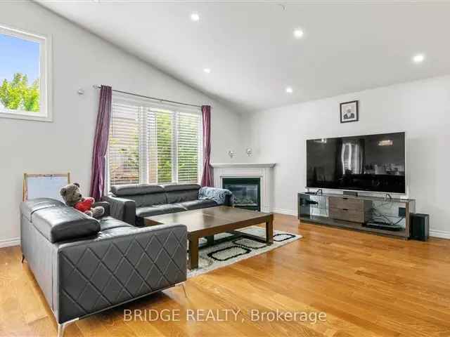 Beautiful Detached Home 3 Bed 2.5 Bath Family Home