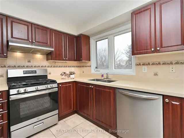 3 Bed 3 Bath Townhouse Near Shoppers World and Sheridan College